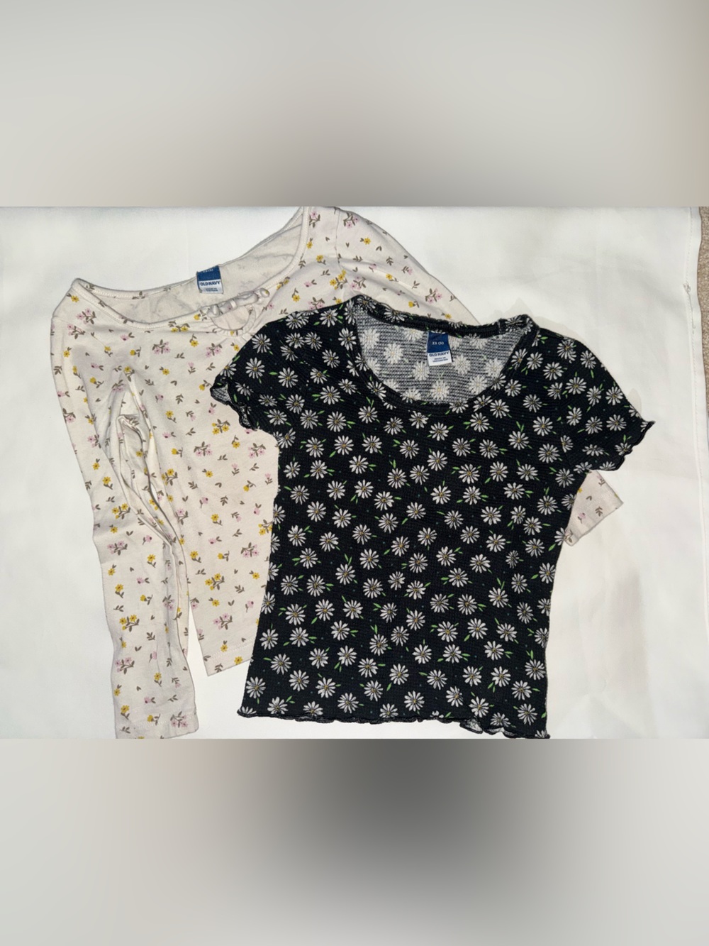 Old Navy Black Daisy Short Sleeve Tee